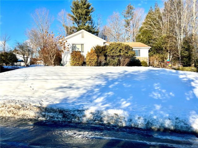  3 BR,  2.00 BTH &nbsp;Raised ranch style home in Woodbourne