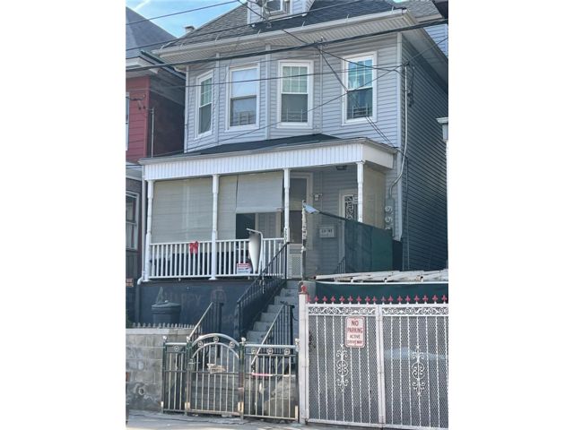  7 BR,  4.00 BTH &nbsp;Colonial style home in Fordham