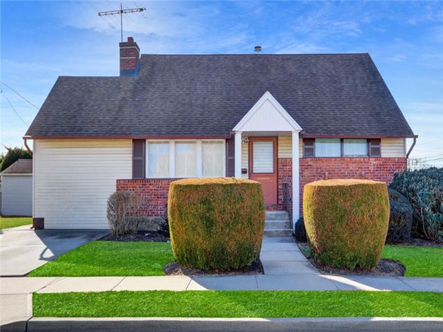 4 BR,  2.00 BTH &nbsp;Cape cod style home in Hicksville