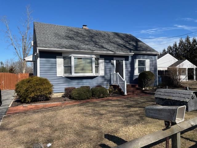  3 BR,  2.00 BTH &nbsp;Cape cod style home in Riverhead