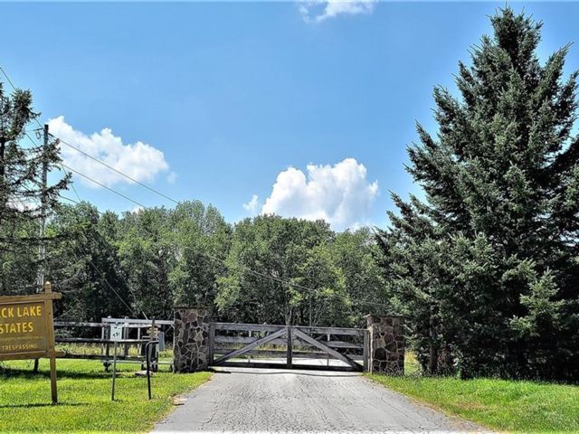 Lot <b>Size:</b>  &nbsp;House style home in White Lake
