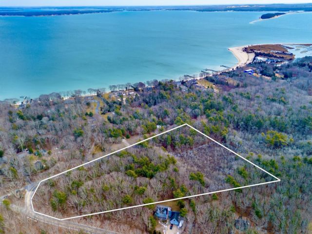 Lot <b>Size:</b>  &nbsp;House style home in Southold