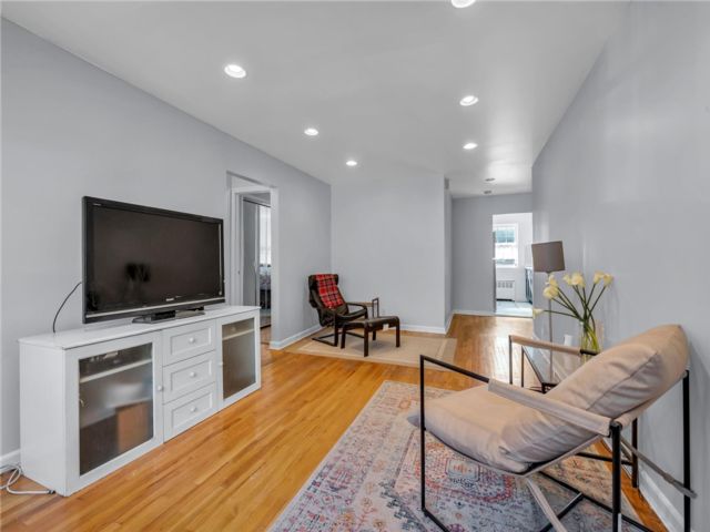  1 BR,  1.00 BTH &nbsp;Garden style home in Bayside