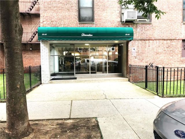  2 BR,  2.00 BTH &nbsp;Other style home in Jackson Heights