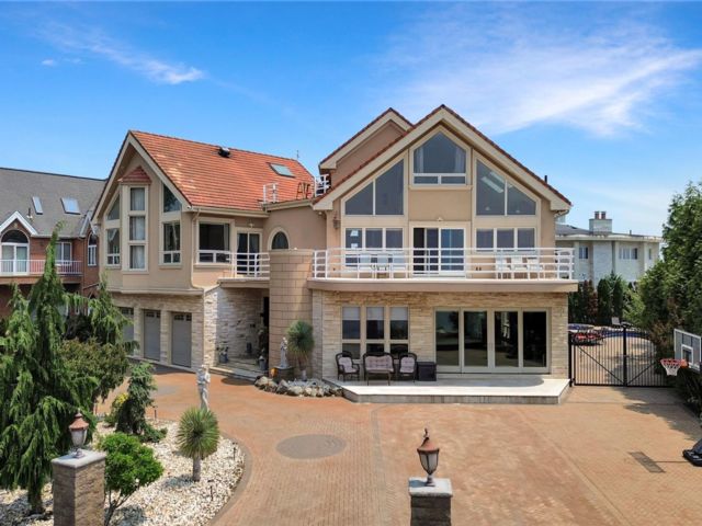  5 BR,  6.00 BTH &nbsp;Contemporary style home in Eltingville