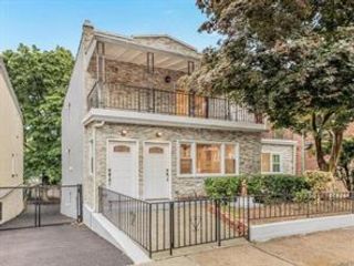  6 BR,  4.00 BTH &nbsp;House style home in Riverdale
