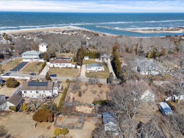 Lot <b>Size:</b>  &nbsp;House style home in Mattituck