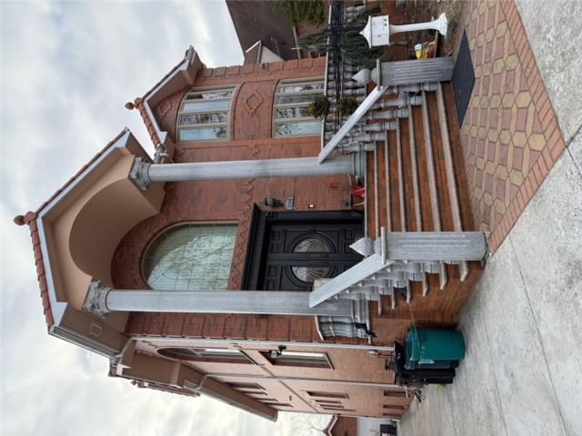  7 BR,  5.00 BTH &nbsp;House style home in Flushing