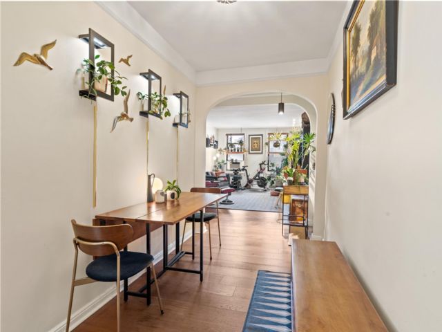  2 BR,  1.00 BTH &nbsp;Mid rise style home in Kew Gardens