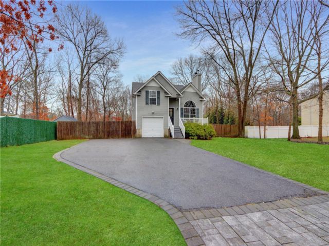 4 BR,  3.00 BTH &nbsp;Splanch style home in Mastic