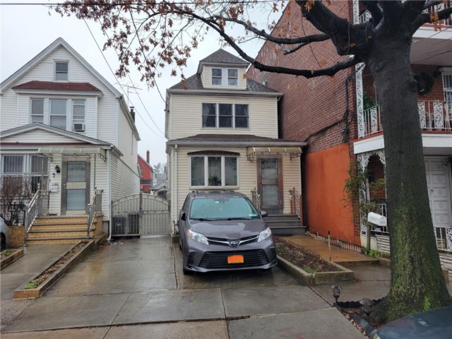  3 BR,  2.00 BTH &nbsp;Colonial style home in Rego Park