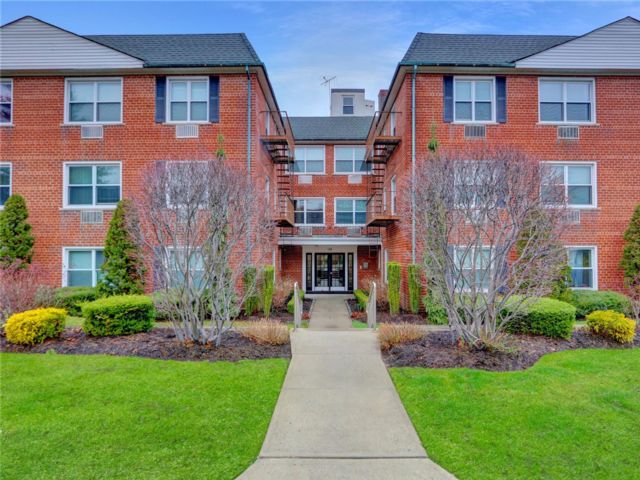  1 BR,  1.00 BTH &nbsp;Garden style home in Rockville Centre