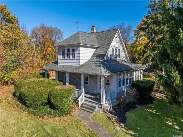  4 BR,  2.00 BTH &nbsp;Colonial style home in Greenlawn