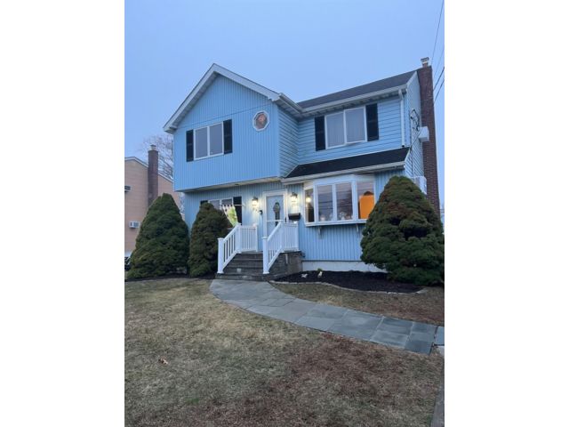 [Lindenhurst Real Estate, listing number 7129922]