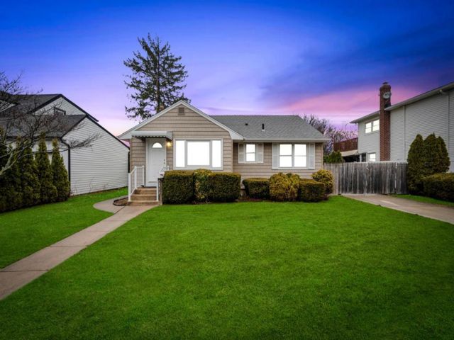  3 BR,  1.00 BTH &nbsp;Ranch style home in Hicksville