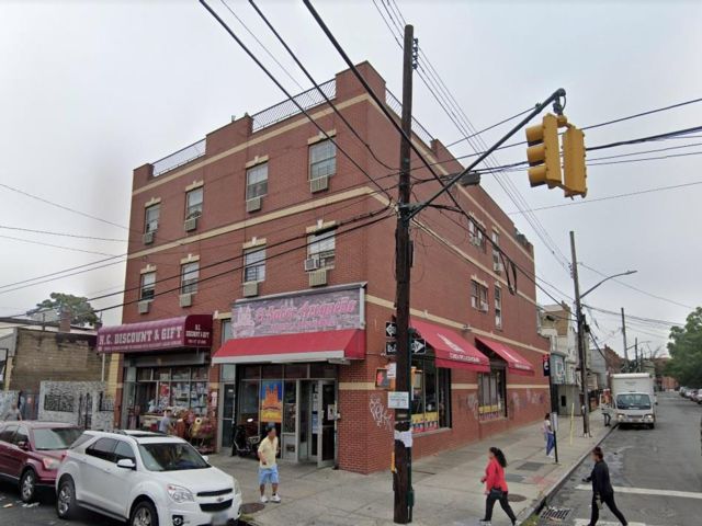 15 BR,  8.00 BTH &nbsp;House style home in Corona