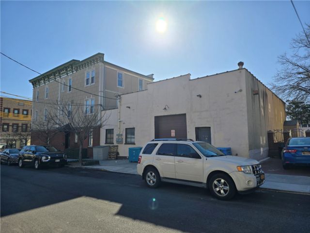  7 BR,  5.00 BTH &nbsp;House style home in College Point