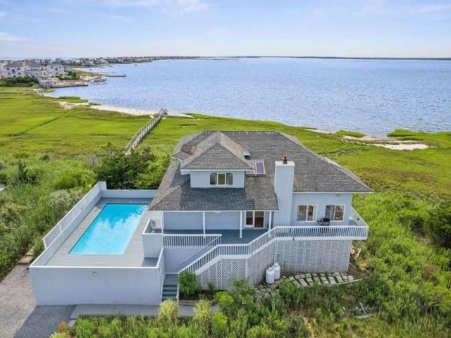  5 BR,  4.00 BTH &nbsp;Contemporary style home in Westhampton