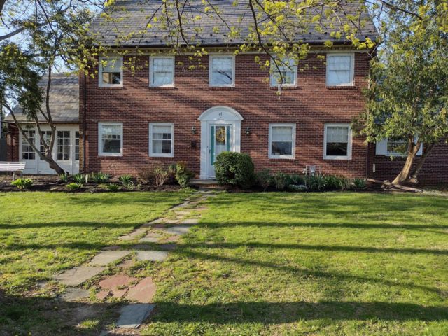  3 BR,  3.00 BTH &nbsp;Colonial style home in Northport