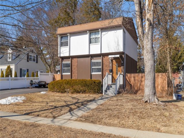 4 BR,  2.00 BTH &nbsp;Traditional style home in Poughkeepsie