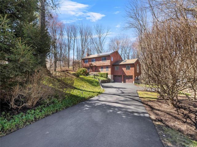  4 BR,  3.00 BTH &nbsp;Colonial style home in Cortlandt Manor