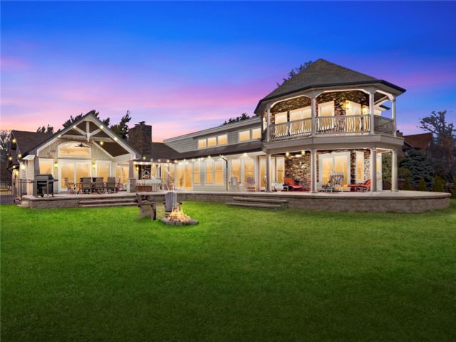  3 BR,  3.00 BTH &nbsp;Exp ranch style home in West Islip