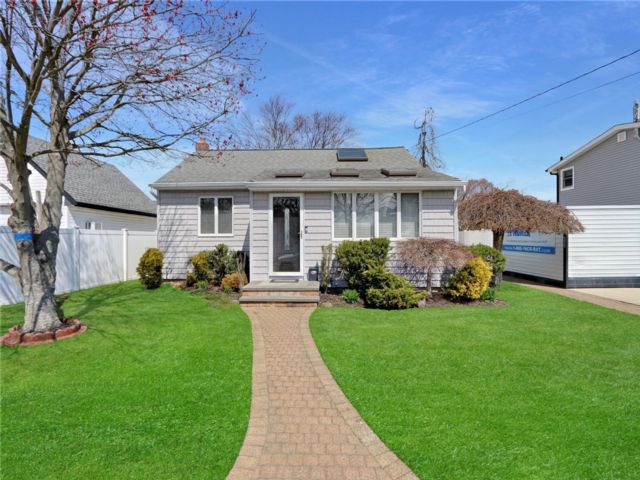  2 BR,  1.00 BTH &nbsp;Ranch style home in Massapequa