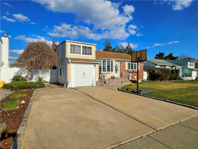  4 BR,  3.00 BTH &nbsp;Exp ranch style home in Hicksville