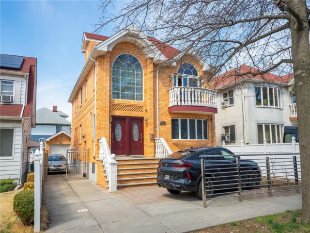 6 BR,  4.00 BTH &nbsp;Colonial style home in Flushing