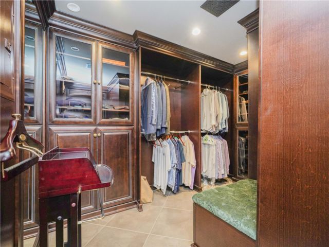  5 BR,  3.00 BTH &nbsp;Tudor style home in New Brighton