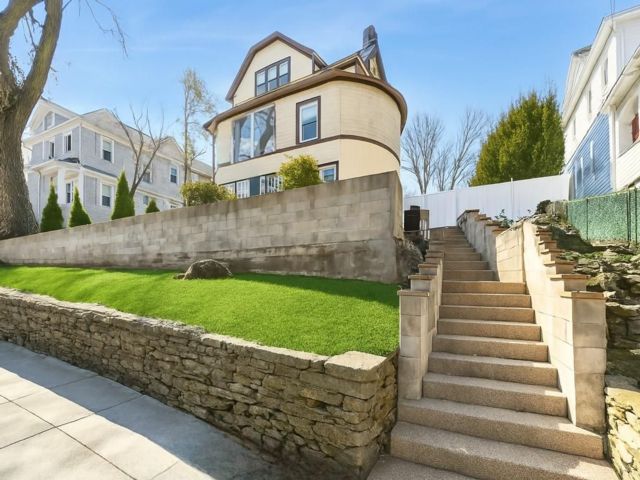  5 BR,  3.00 BTH &nbsp;Victorian style home in Yonkers