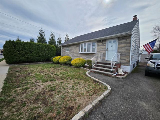  2 BR,  2.00 BTH &nbsp;Ranch style home in Hicksville