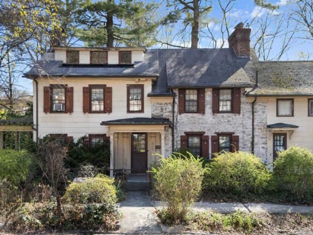  5 BR,  3.00 BTH &nbsp;Cape cod style home in Riverdale