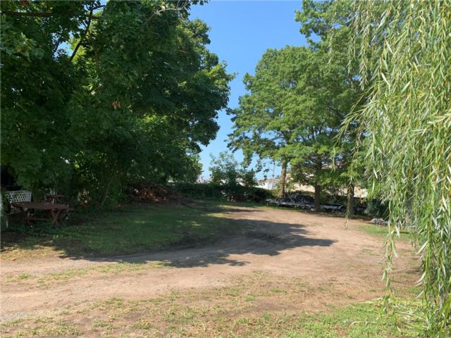 Lot <b>Size:</b> 116x80 &nbsp;House style home in Howard Beach