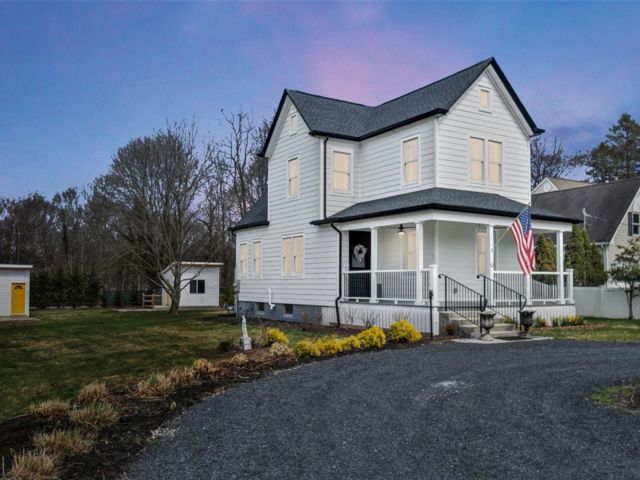  3 BR,  4.00 BTH &nbsp;Farmhouse style home in East Marion