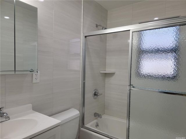  1 BR,  1.00 BTH &nbsp;Colonial style home in Saint Albans