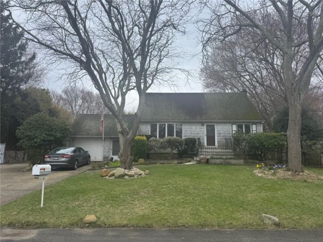  4 BR,  1.00 BTH &nbsp;Cape cod style home in Islip