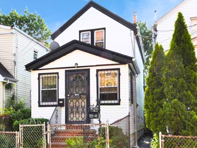  2 BR,  3.00 BTH &nbsp;Colonial style home in Jamaica