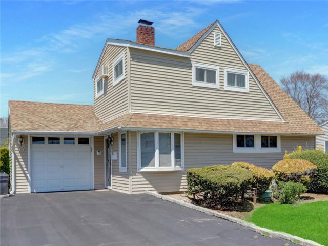  3 BR,  2.00 BTH &nbsp;Exp ranch style home in Levittown