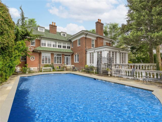  6 BR,  7.00 BTH &nbsp;Estate style home in Douglaston