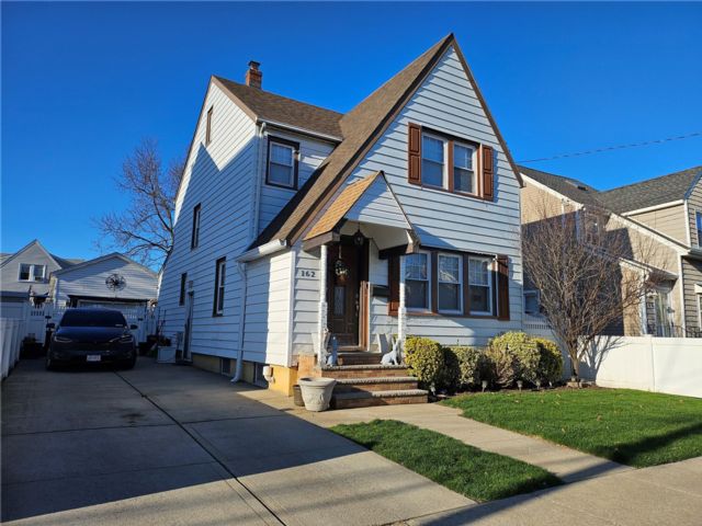  4 BR,  3.00 BTH &nbsp;Colonial style home in West Hempstead