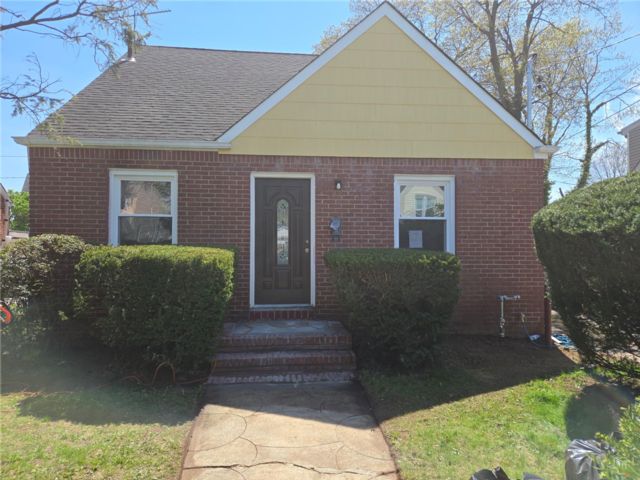  4 BR,  3.00 BTH &nbsp;Cape cod style home in West Hempstead