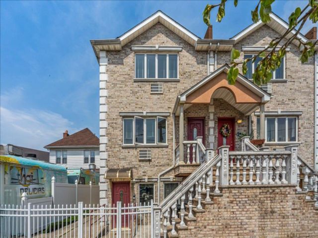  5 BR,  5.00 BTH &nbsp;House style home in Maspeth
