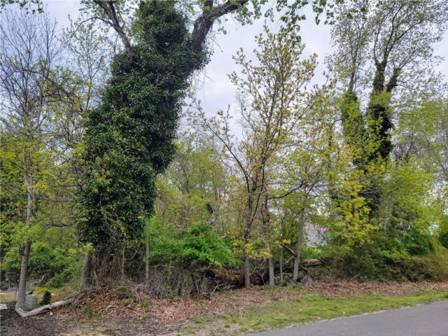 Lot <b>Size:</b>  &nbsp;House style home in Cutchogue