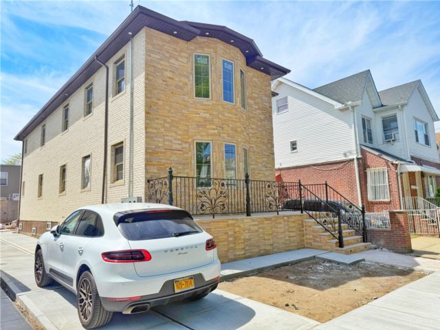  6 BR,  5.00 BTH &nbsp;House style home in Ozone Park