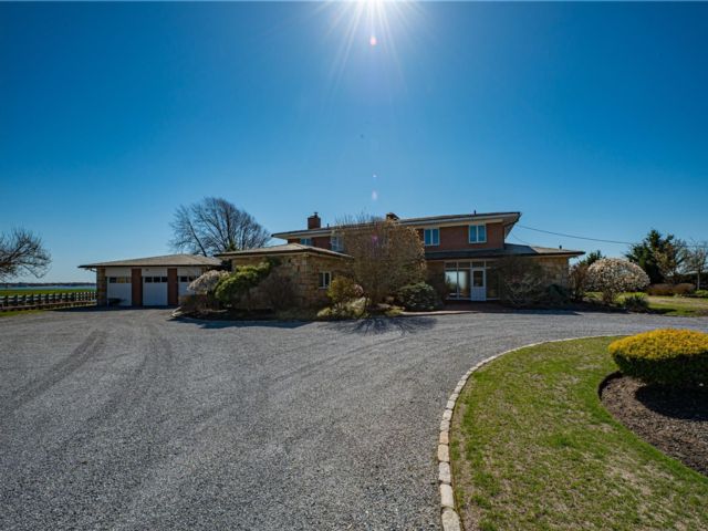  5 BR,  6.00 BTH &nbsp;Traditional style home in Bay Shore