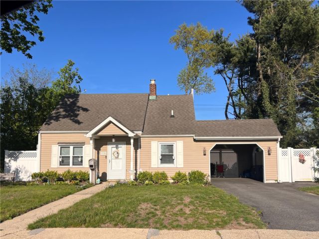  3 BR,  2.00 BTH &nbsp;Exp cape style home in Levittown