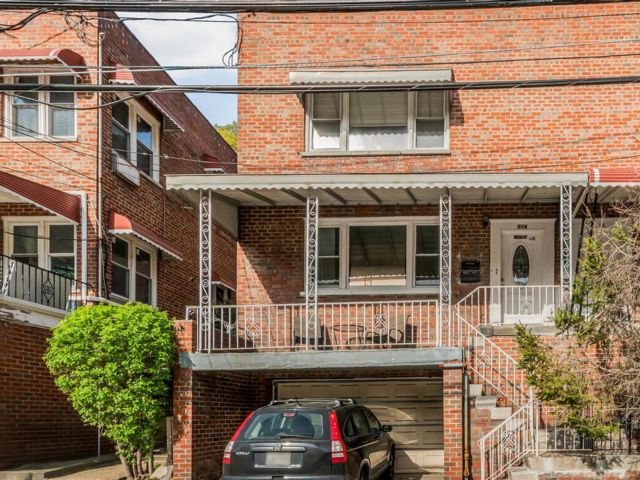  6 BR,  5.00 BTH &nbsp;Colonial style home in Yonkers