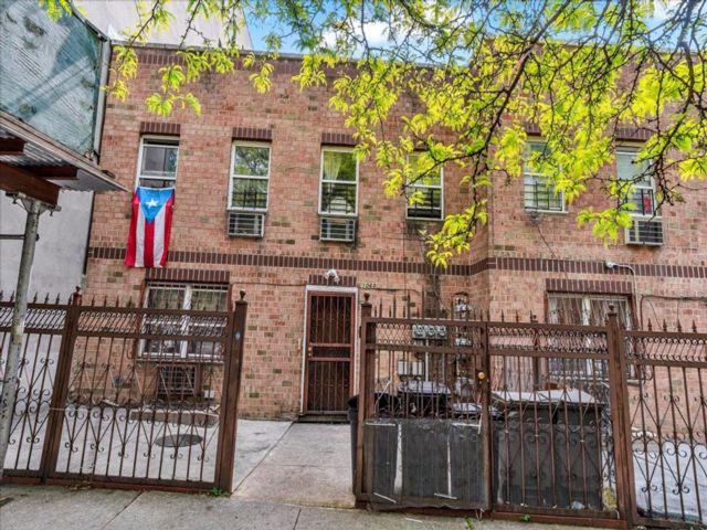  6 BR,  3.00 BTH &nbsp;House style home in Stadium