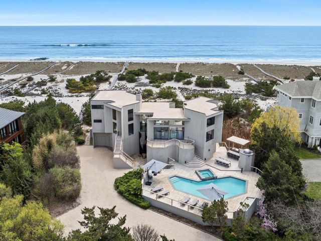  6 BR,  8.00 BTH &nbsp;Contemporary style home in Westhampton Beach